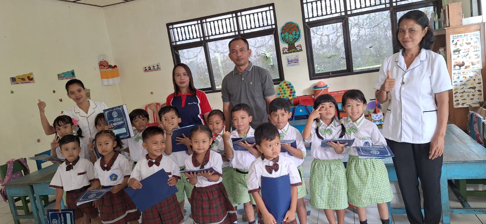 PEMBAGIAN RAPOR PAUD MAHA PRADNYA BERSAMA BAPAK PERBEKEL DESA MUNDEH KAUH